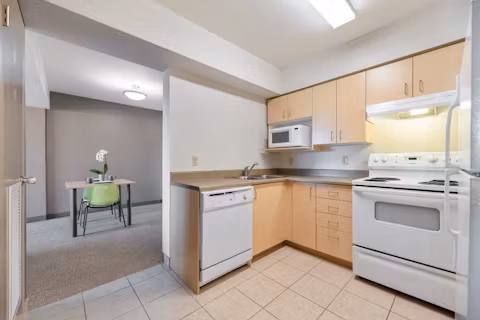 west-village-suites-hamilton-KITCHEN