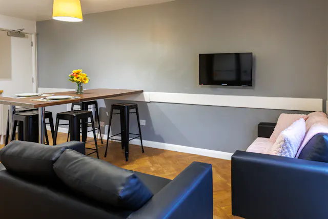 Large Ensuite room image 1