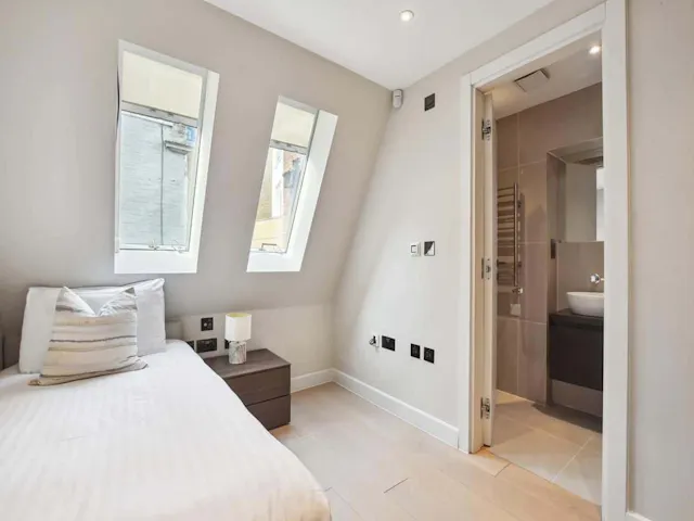 One room in 3 bedroom apartment room image 1