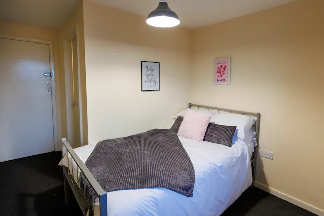 Large 2 Bed Apartment room image 1