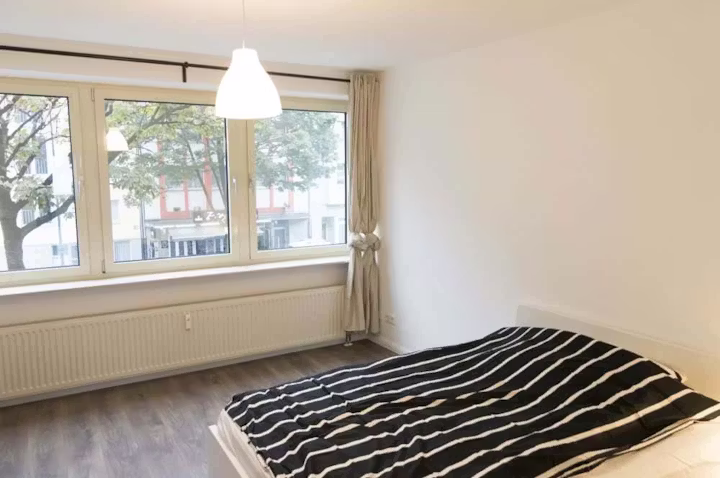 zimmer-in-der-karlstrasse-dusseldorf-Five Bed Apartment-1