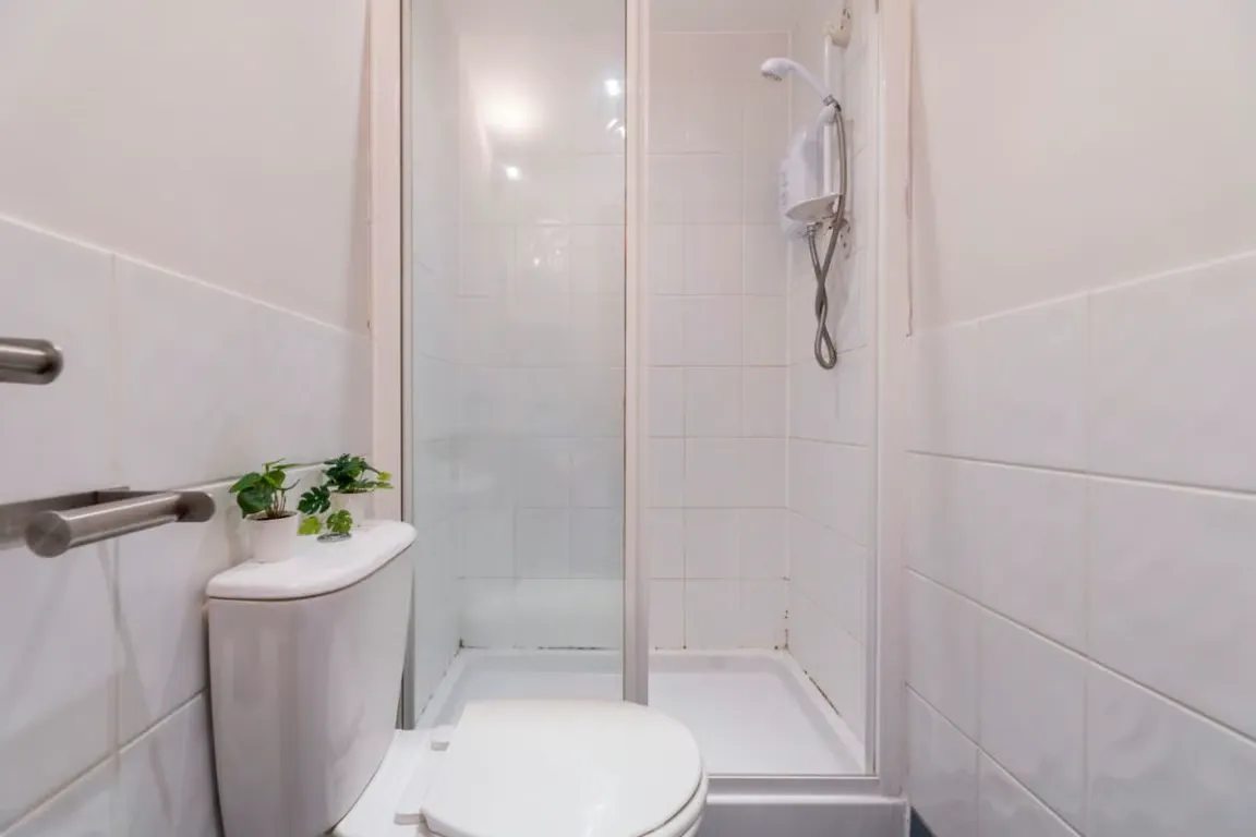 6 Bedroom Apartment BATHROOM 3