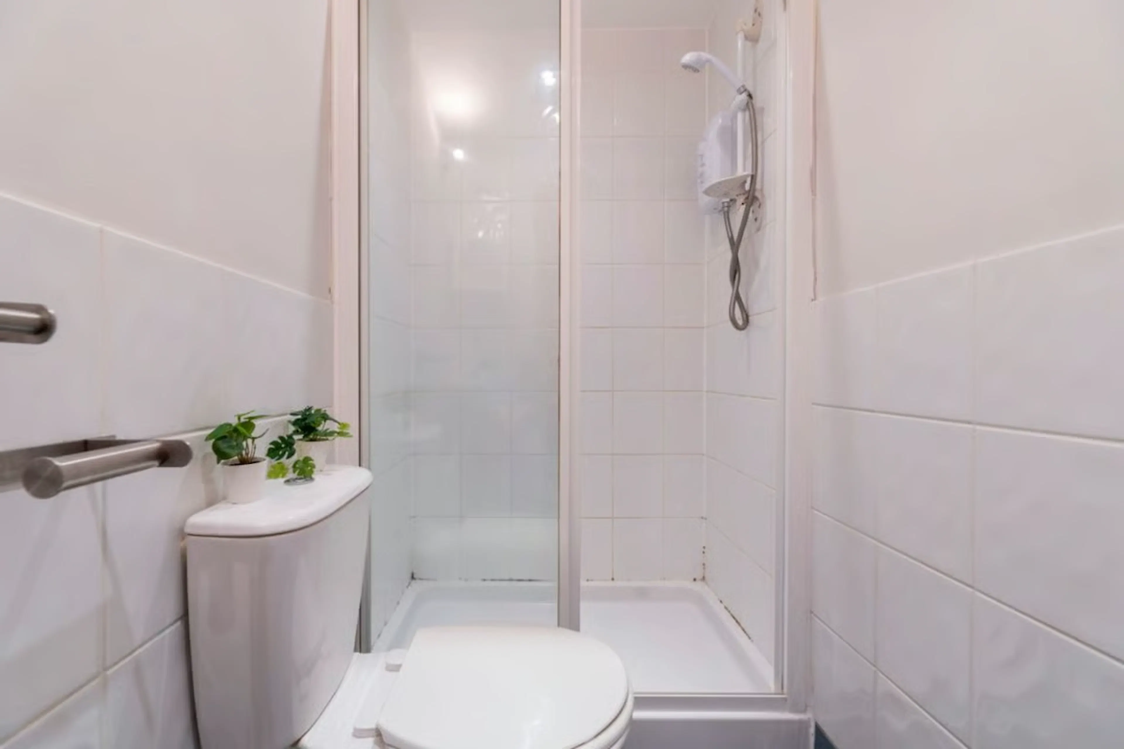 6 Bedroom Apartment BATHROOM 3
