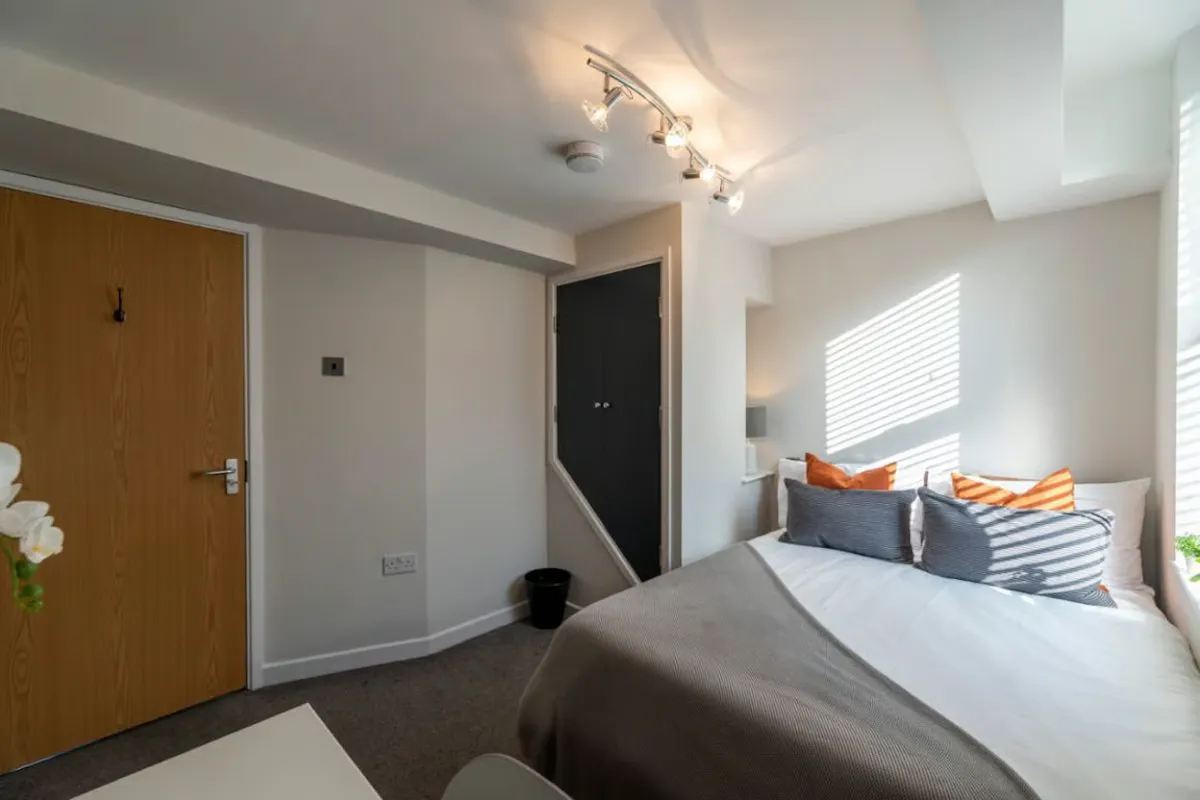 6 Bedroom Apartment ROOM