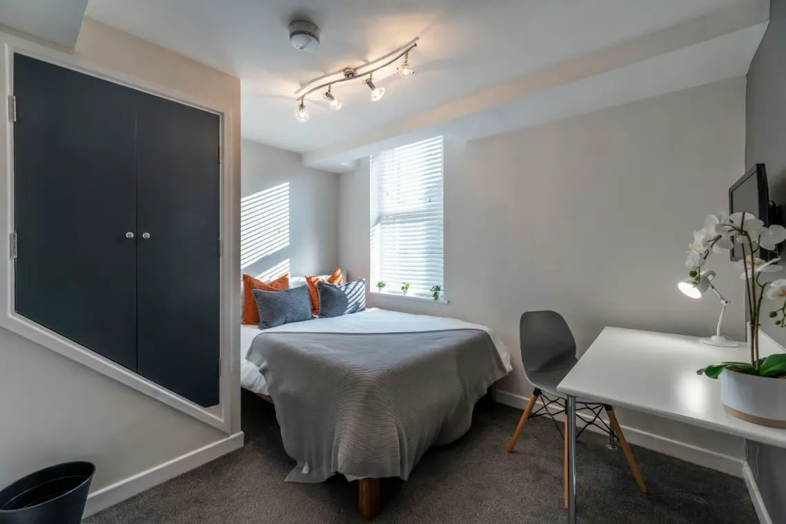 6 Bedroom Apartment ROOM 1