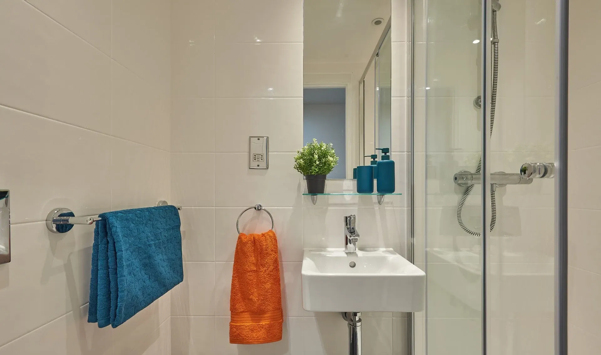 11 Bed Standard En-suite BATHROOM 2