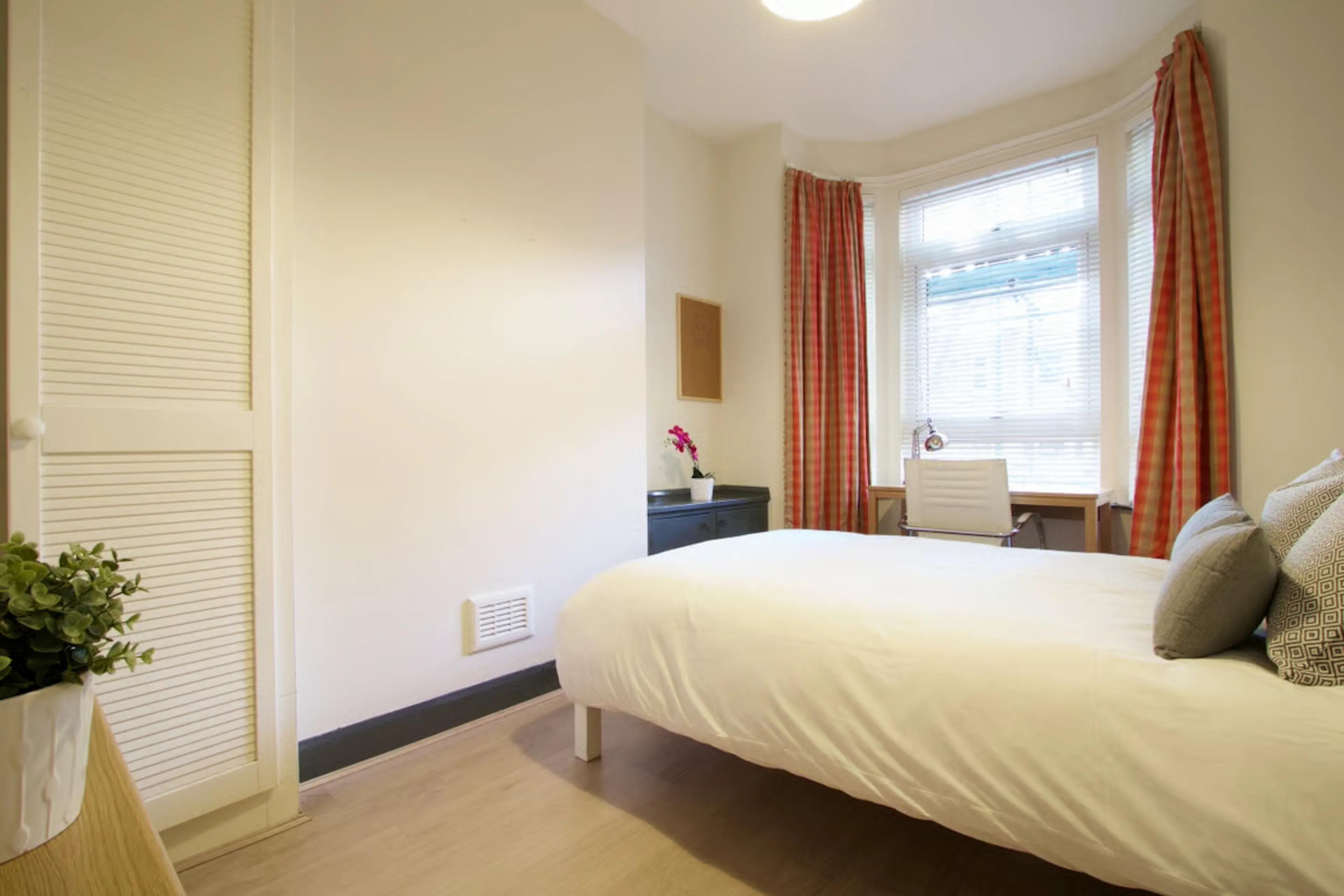 5 Bedroom Apartment ROOM 2