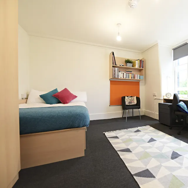 Large Ensuite room image 1