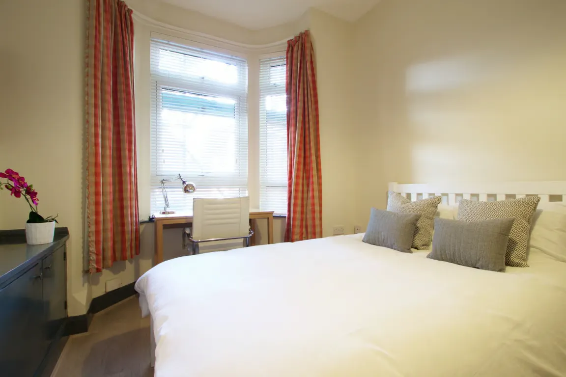 5 Bedroom Apartment ROOM 1