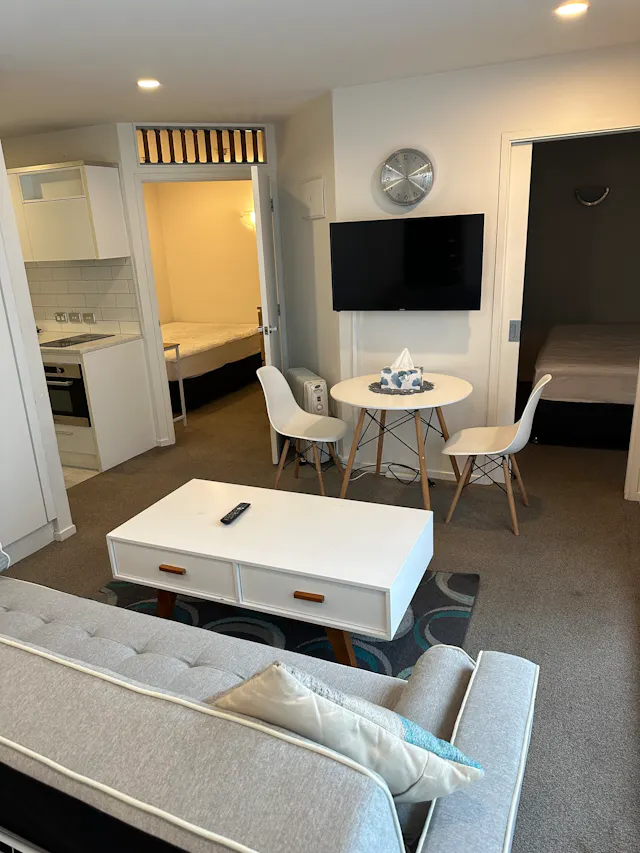 Apartment 12 (3 bedrooms & 2 bathrooms) room image 6
