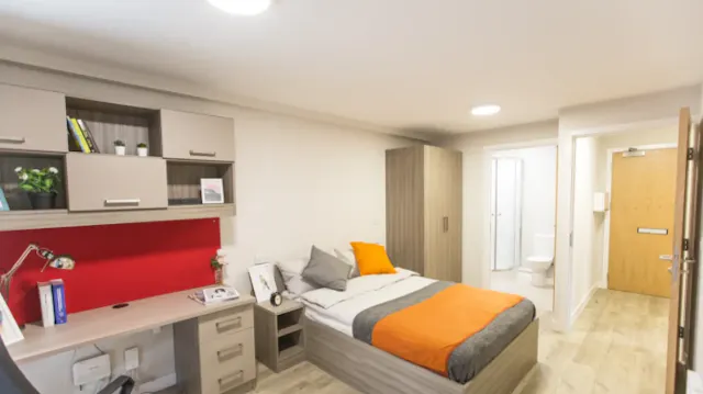 Classic 2 Bed Apartment room image 1