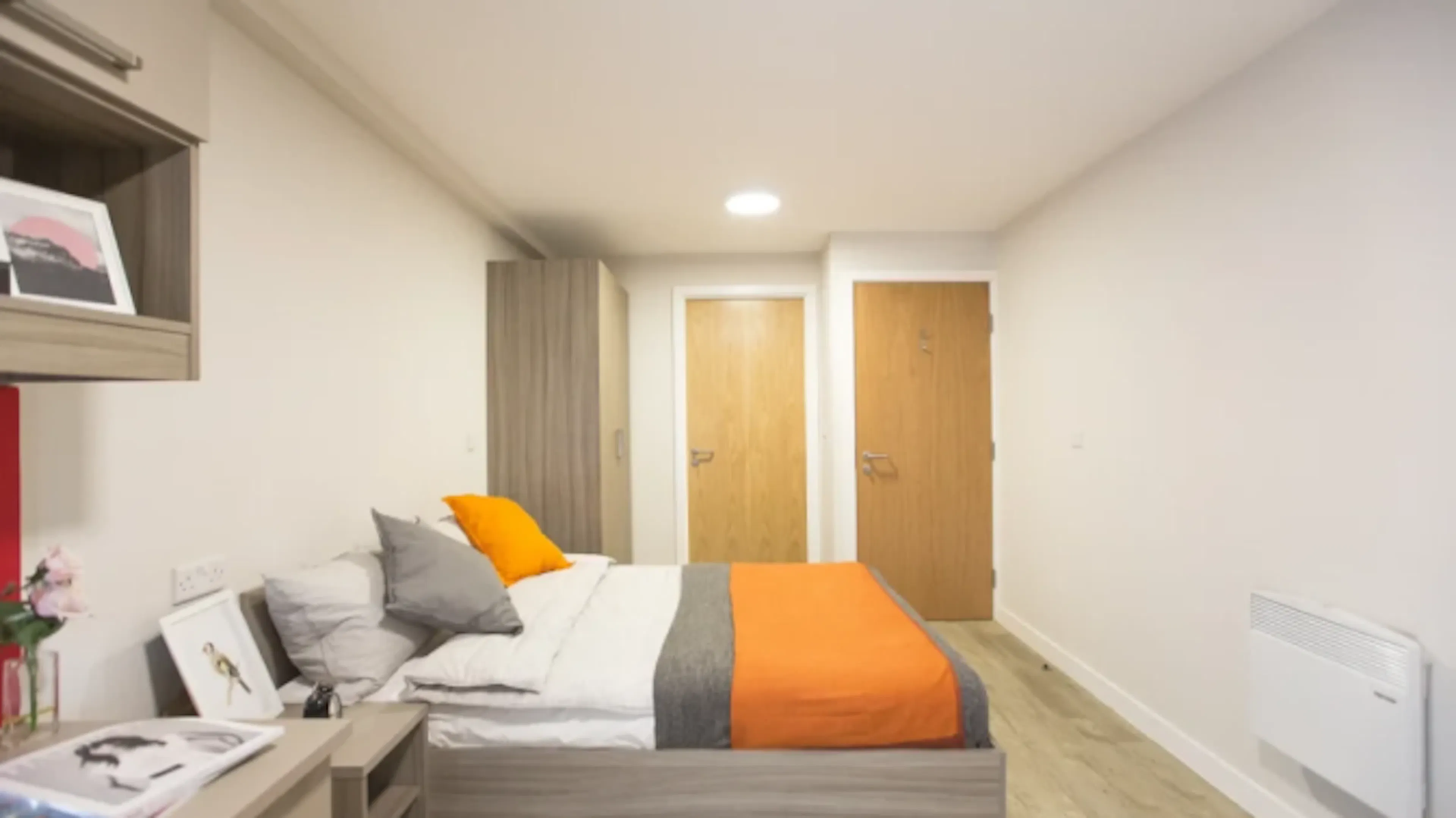 Classic 2 Bed Apartment ROOM 1