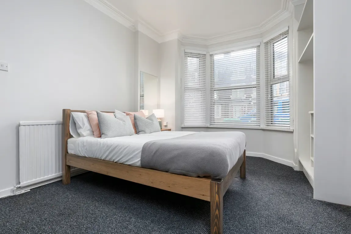 5 Bedroom Apartment ROOM 1