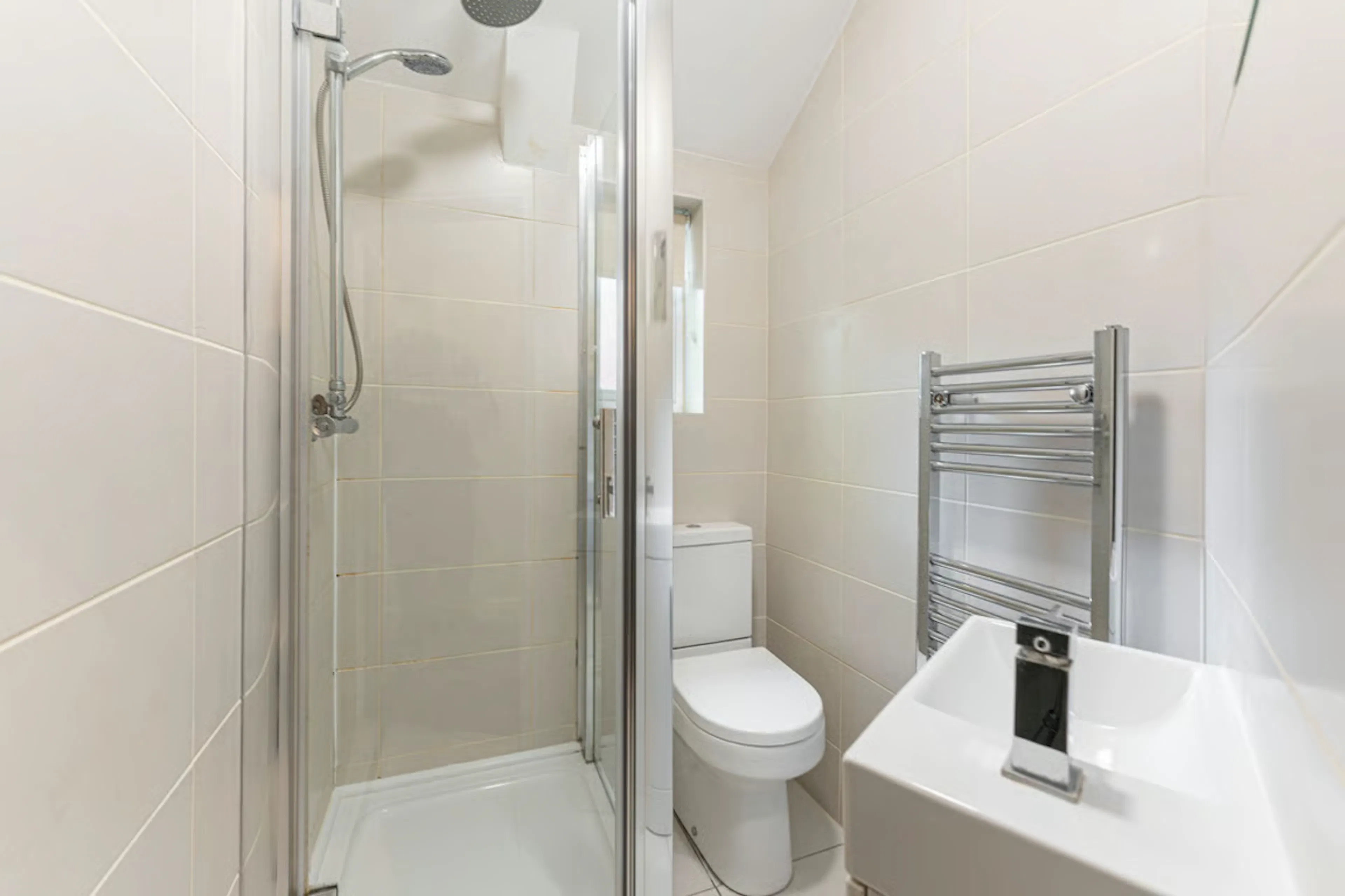 6 bed flat BATHROOM 1
