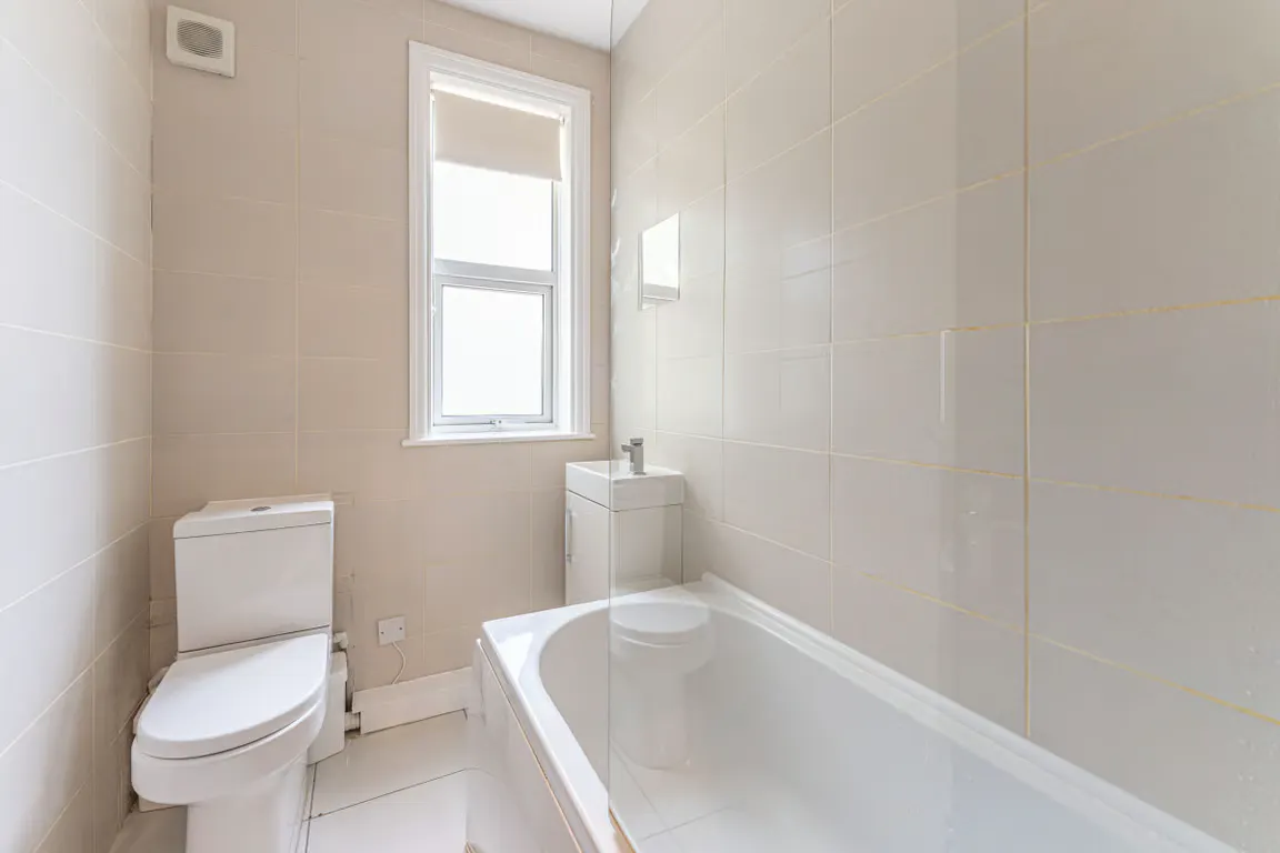 6 bed flat BATHROOM 4