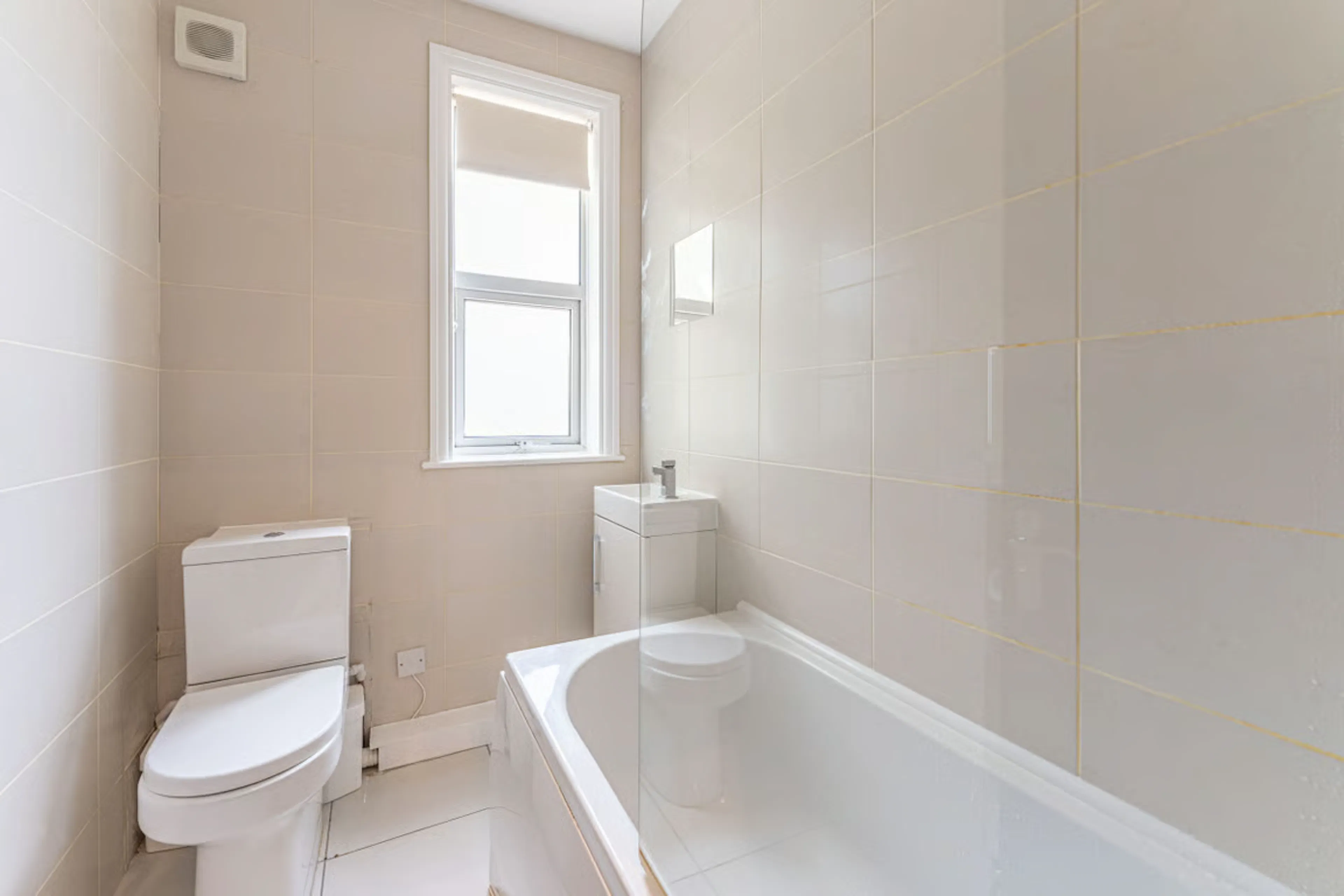 6 bed flat BATHROOM 4