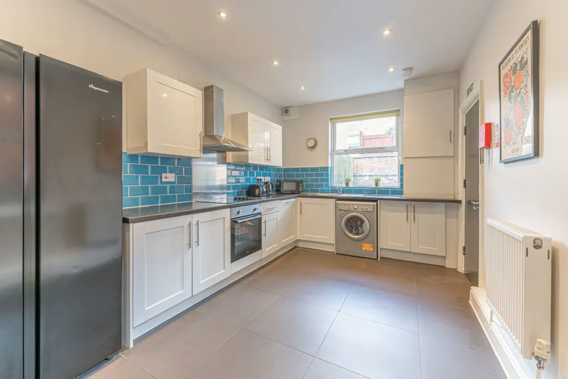 6 bed flat KITCHEN 3