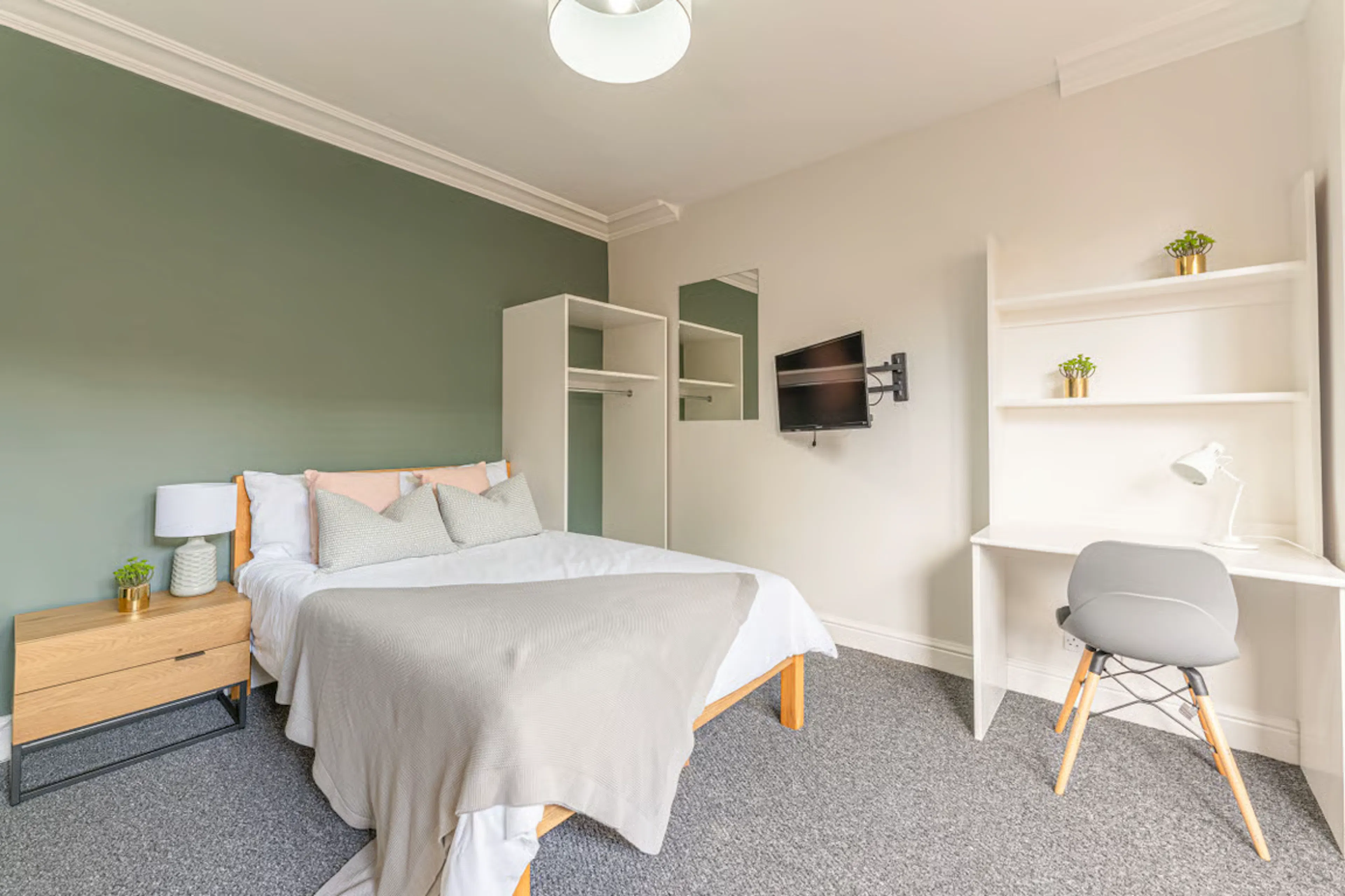 6 bed flat ROOM 2