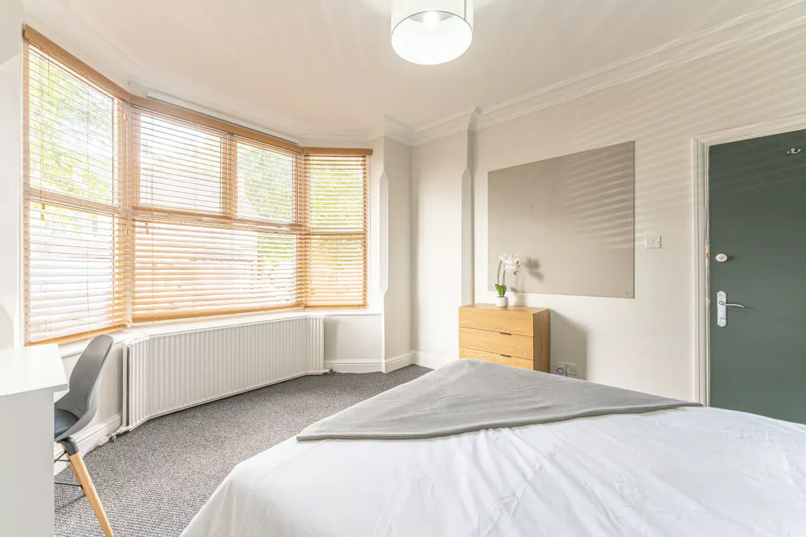 6 bed flat ROOM