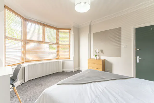 6 bed flat room image 1