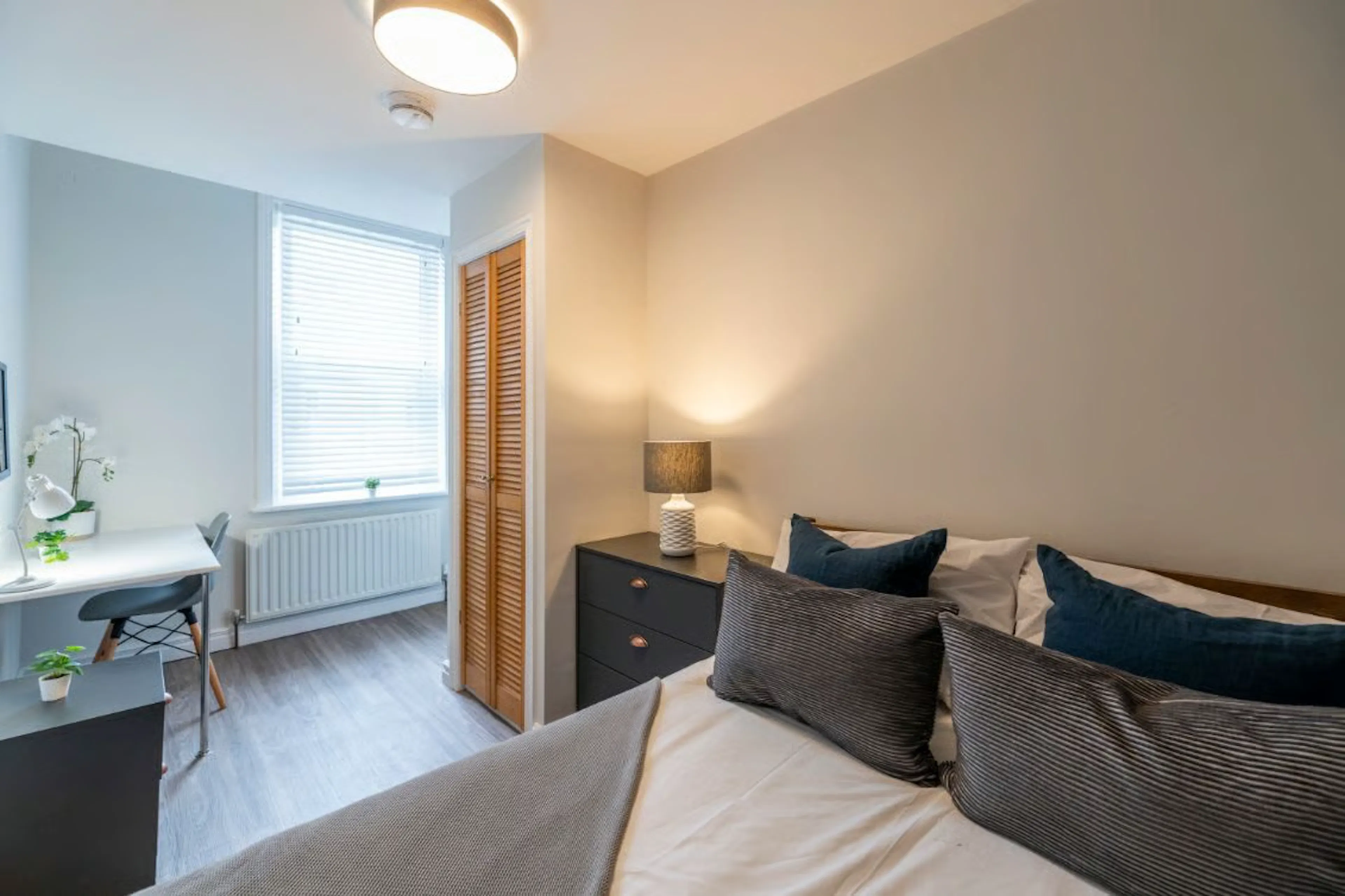 6 Bedroom Apartment ROOM 1
