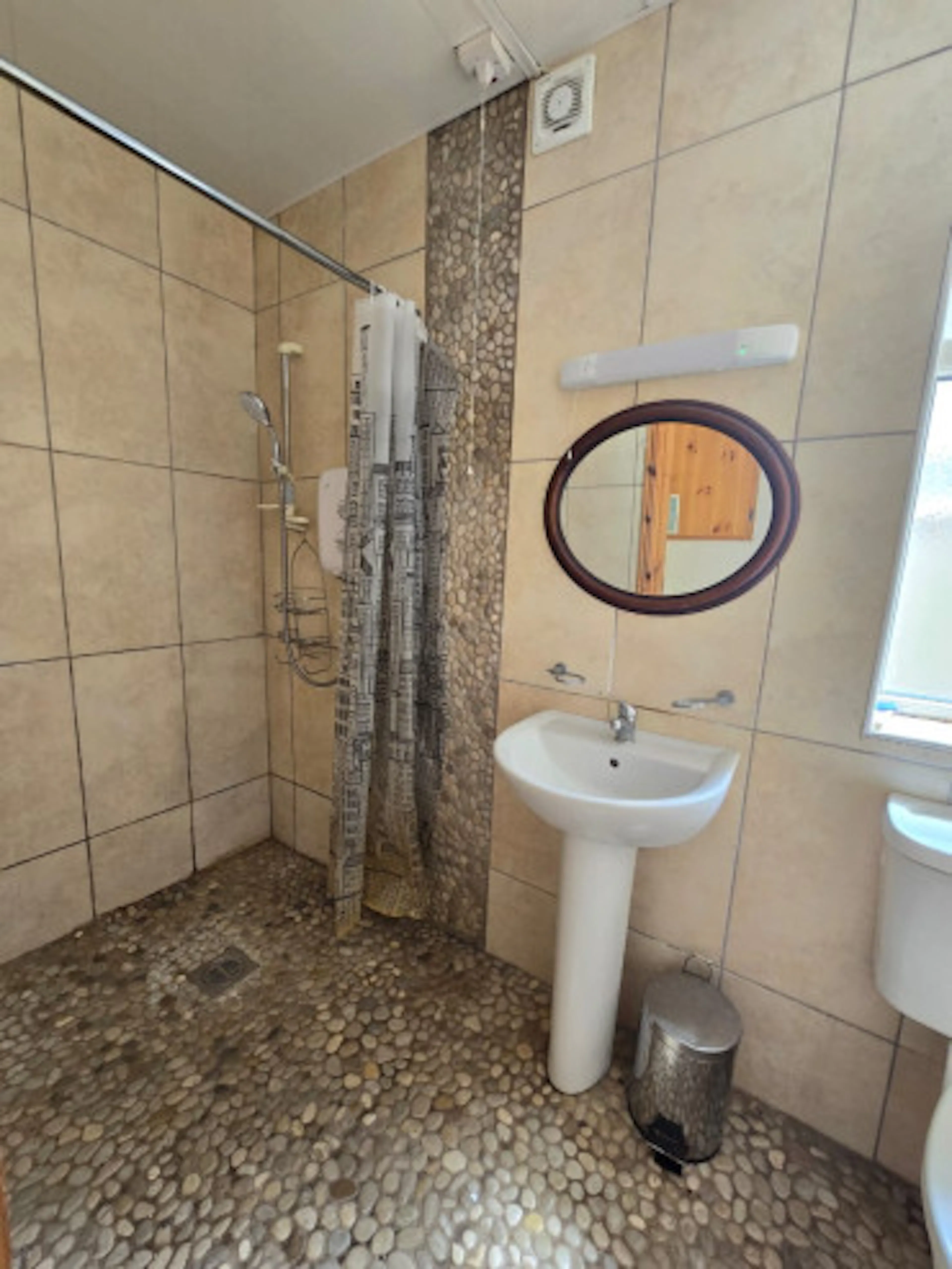 Twin Room BATHROOM 2