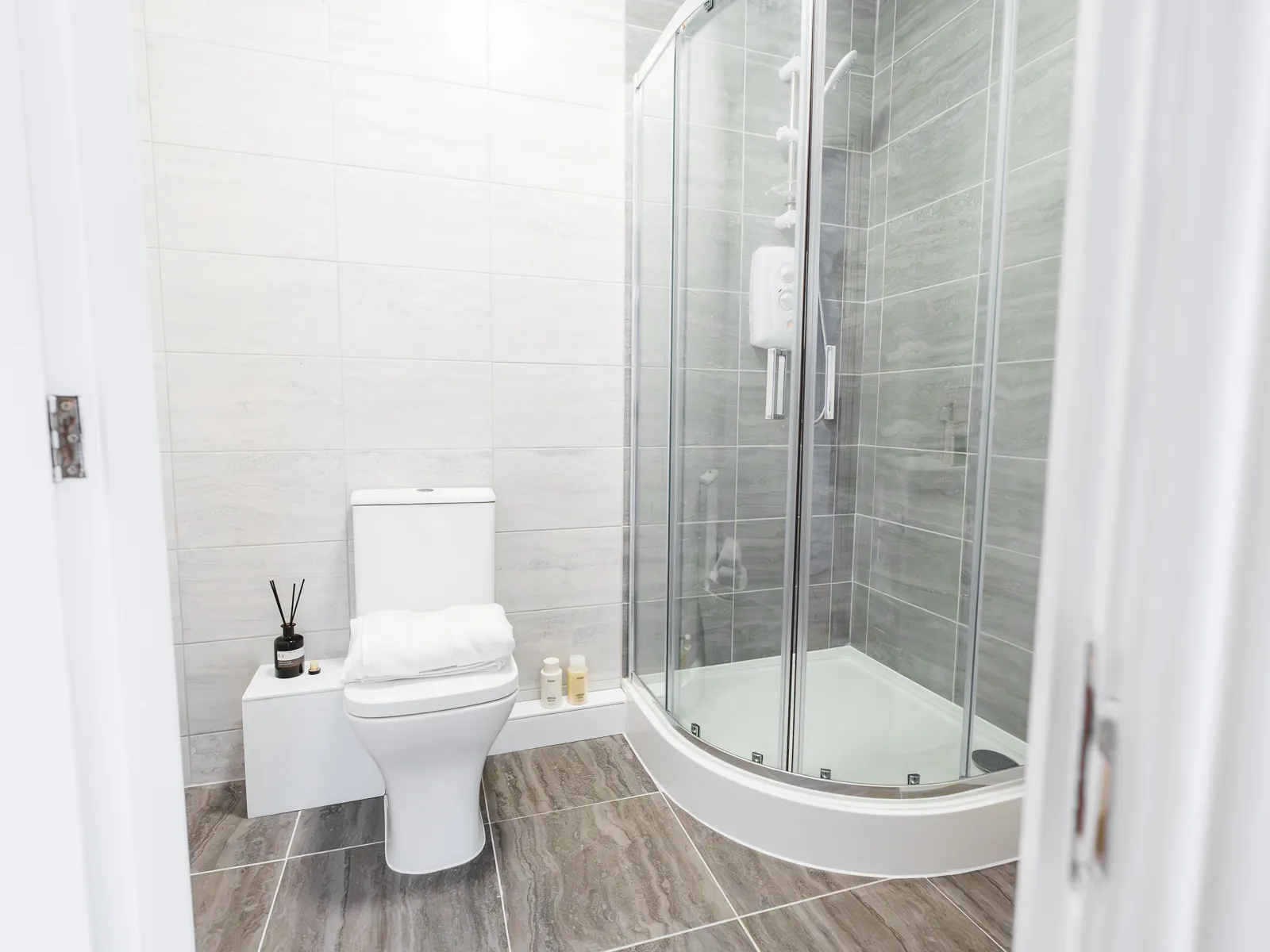 1 Bedroom Apartment BATHROOM 4