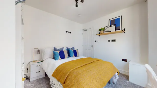 6 Bedroom House - 18 room image 2