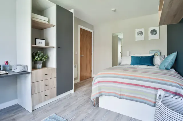 Premium 2 Bed Apartment - Shared Bathroom room image 1