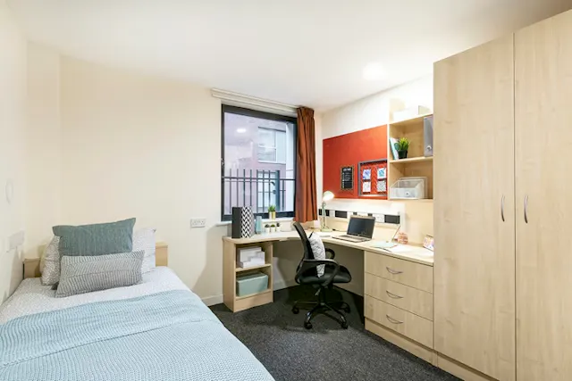 Ensuite-Bronze room image 1
