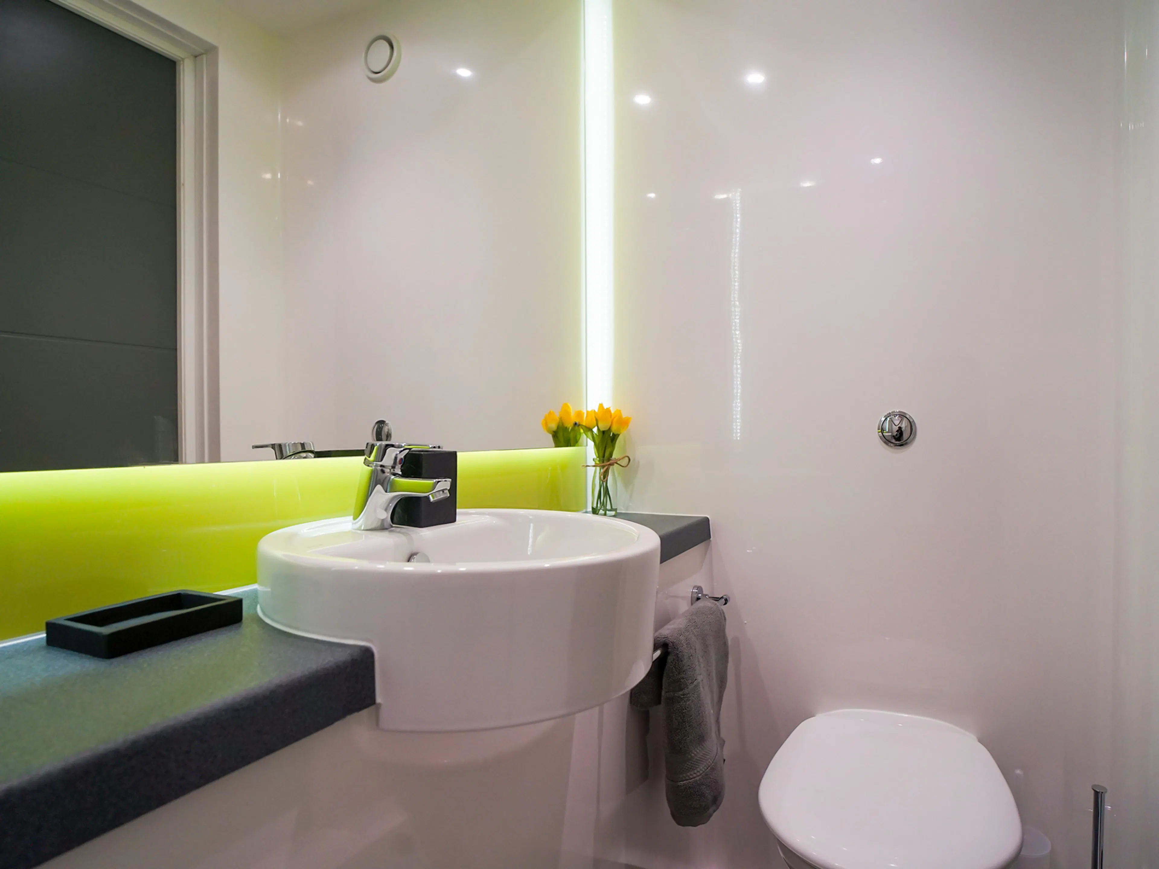 1 Bed Apartment BATHROOM 2