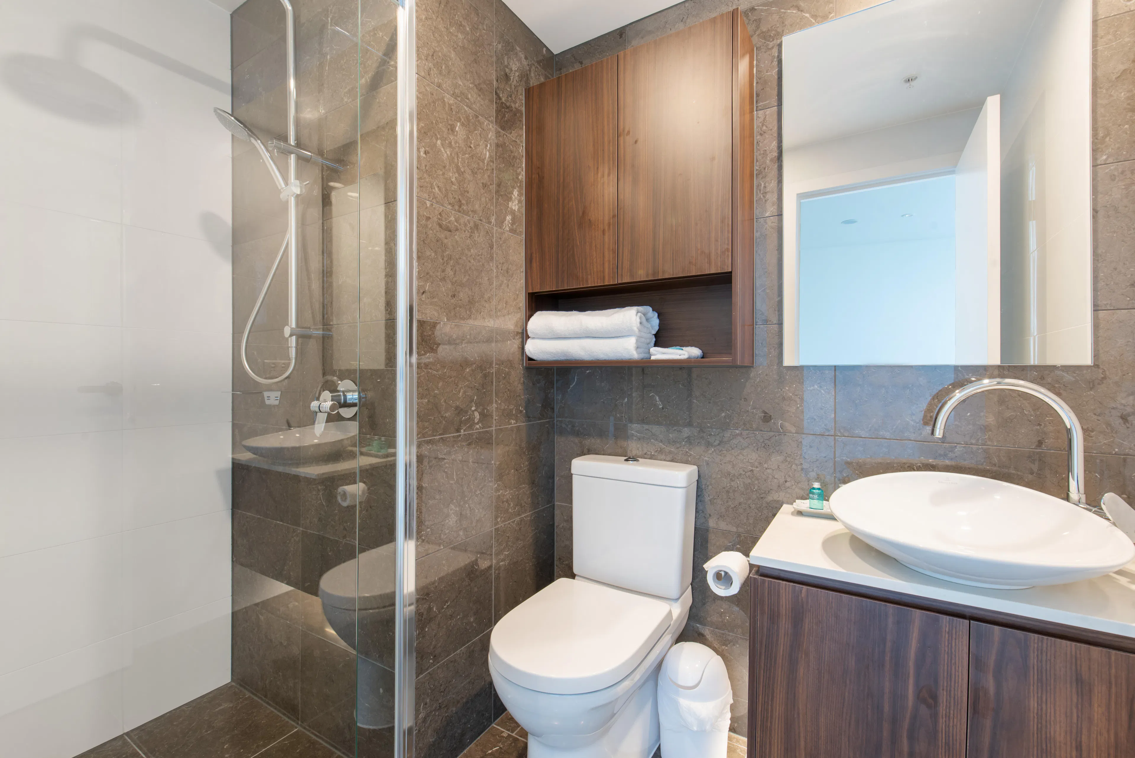 1 Bedroom Sky High BATHROOM 2
