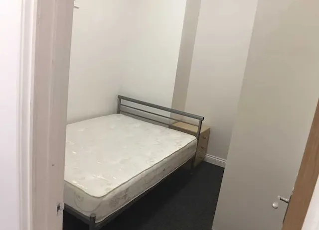1 Bed Flat (Hall E) room image 1