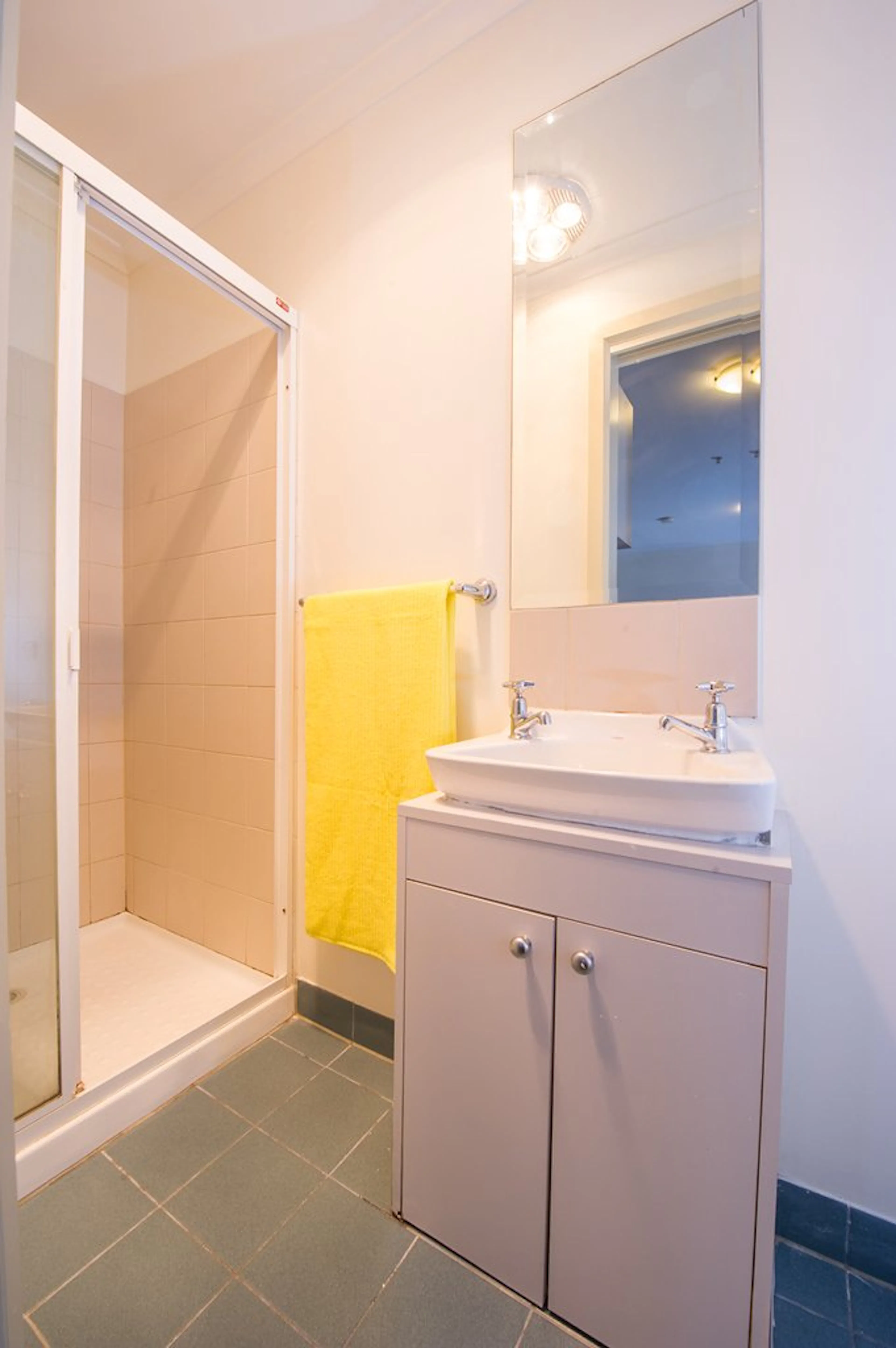 1 Bedroom Large Apartment BATHROOM 1