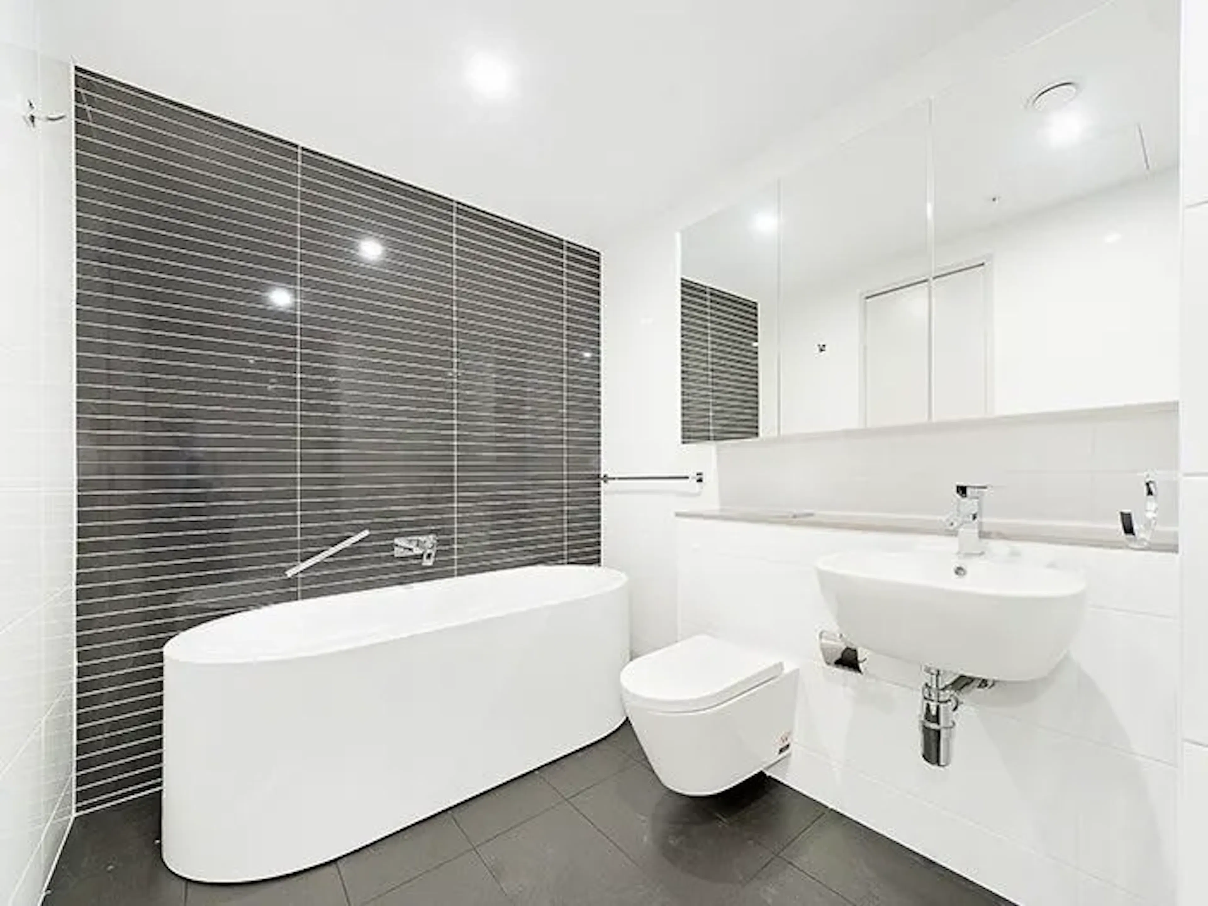 1 Bedroom, 1 Bathroom Apartment BATHROOM 2