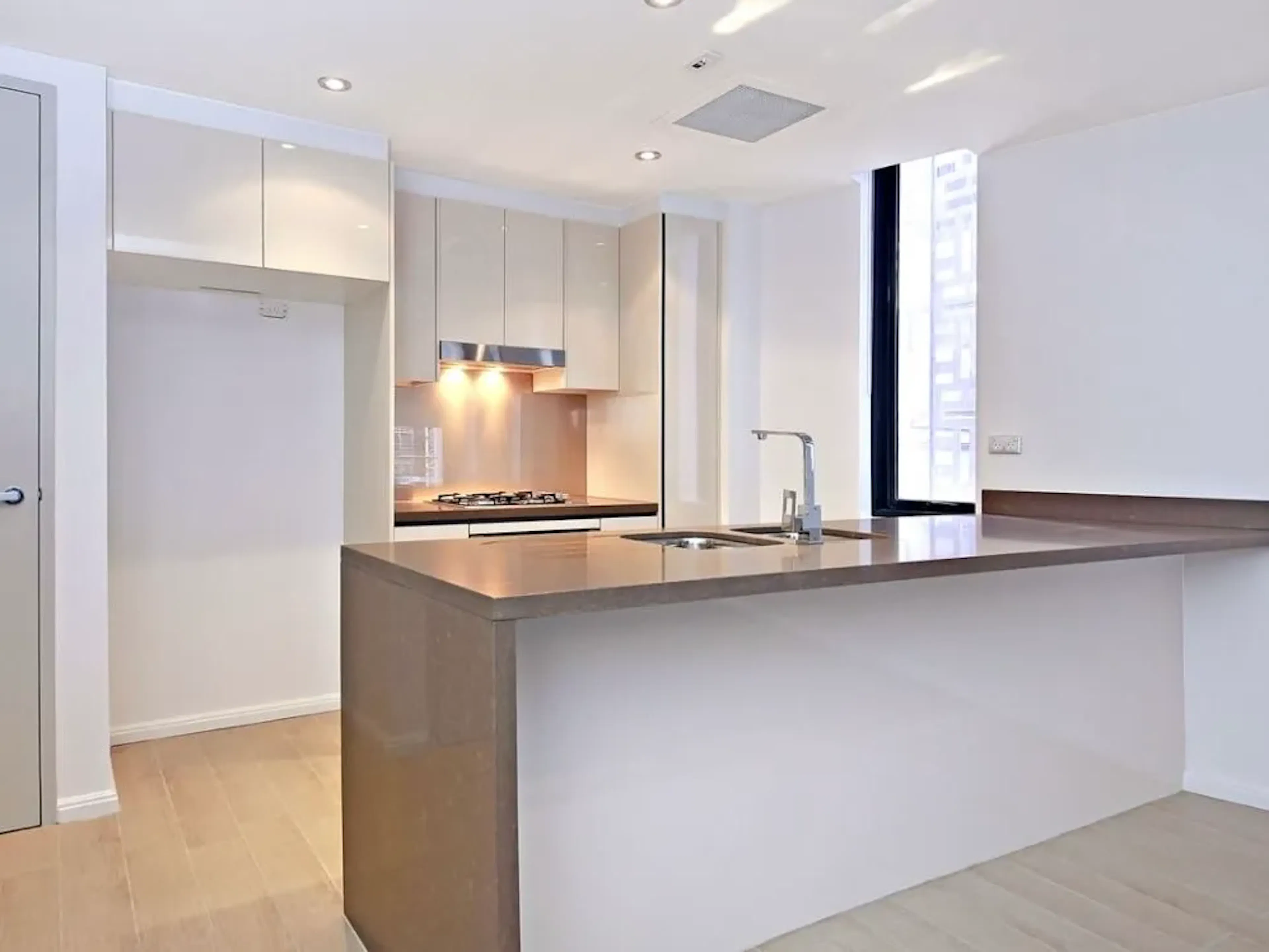 1 Bedroom, 1 Bathroom Apartment KITCHEN 1