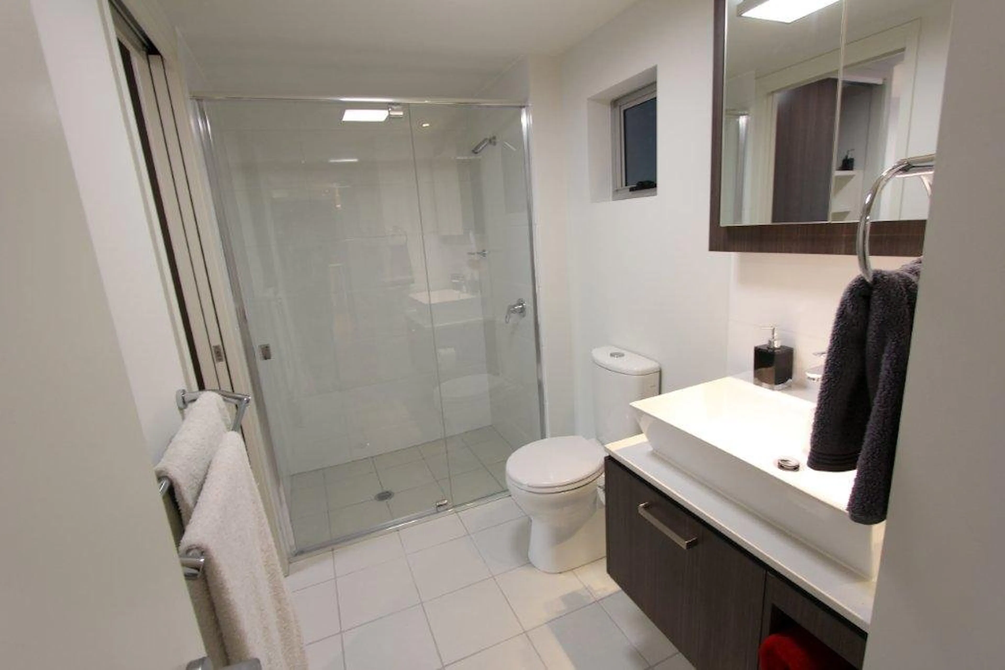 1 Bedroom Apartment BATHROOM 2