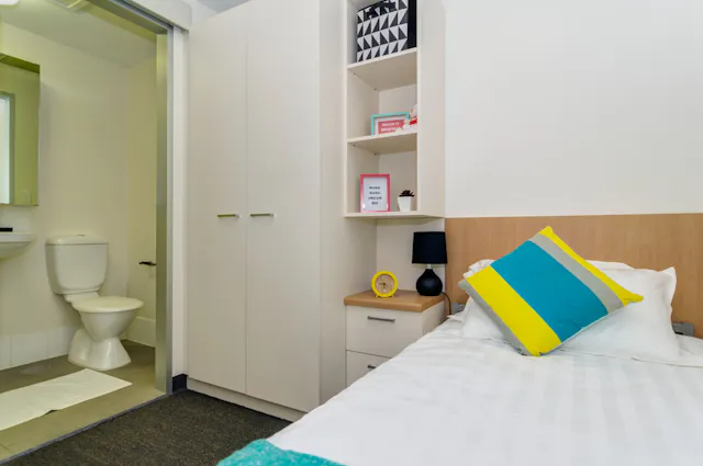 1 Bedroom in Two Bedroom Deluxe room image 2