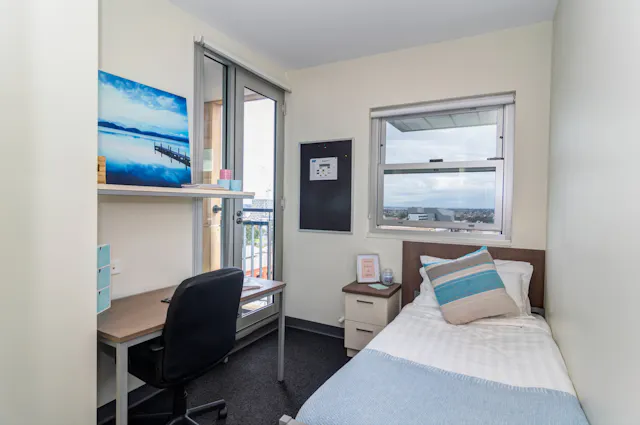1 Bedroom in Two Bedroom Penthouse Loft room image 1