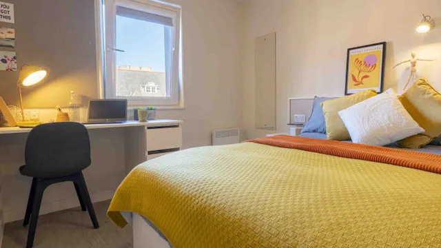 Gold One Bed room image 1