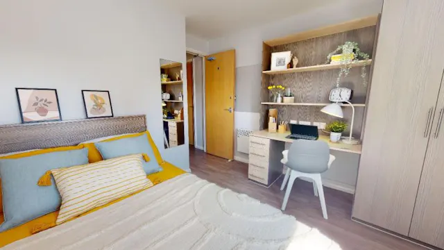 Bronze Three Bed Apartment room image 1