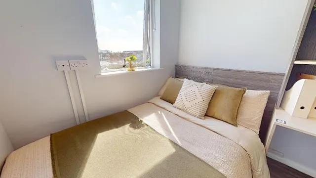 Silver Three Bed Apartment room image 1