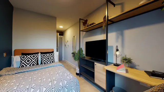 Classic 4 Bed Ensuite room image 1