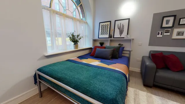 Premium Silver Studio Plus room image 1