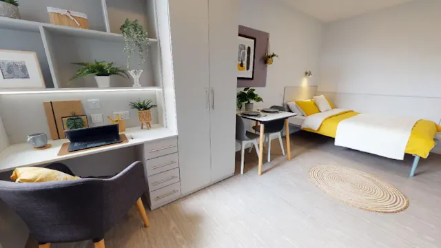 Silver Two Bed Apartment Plus room image 1