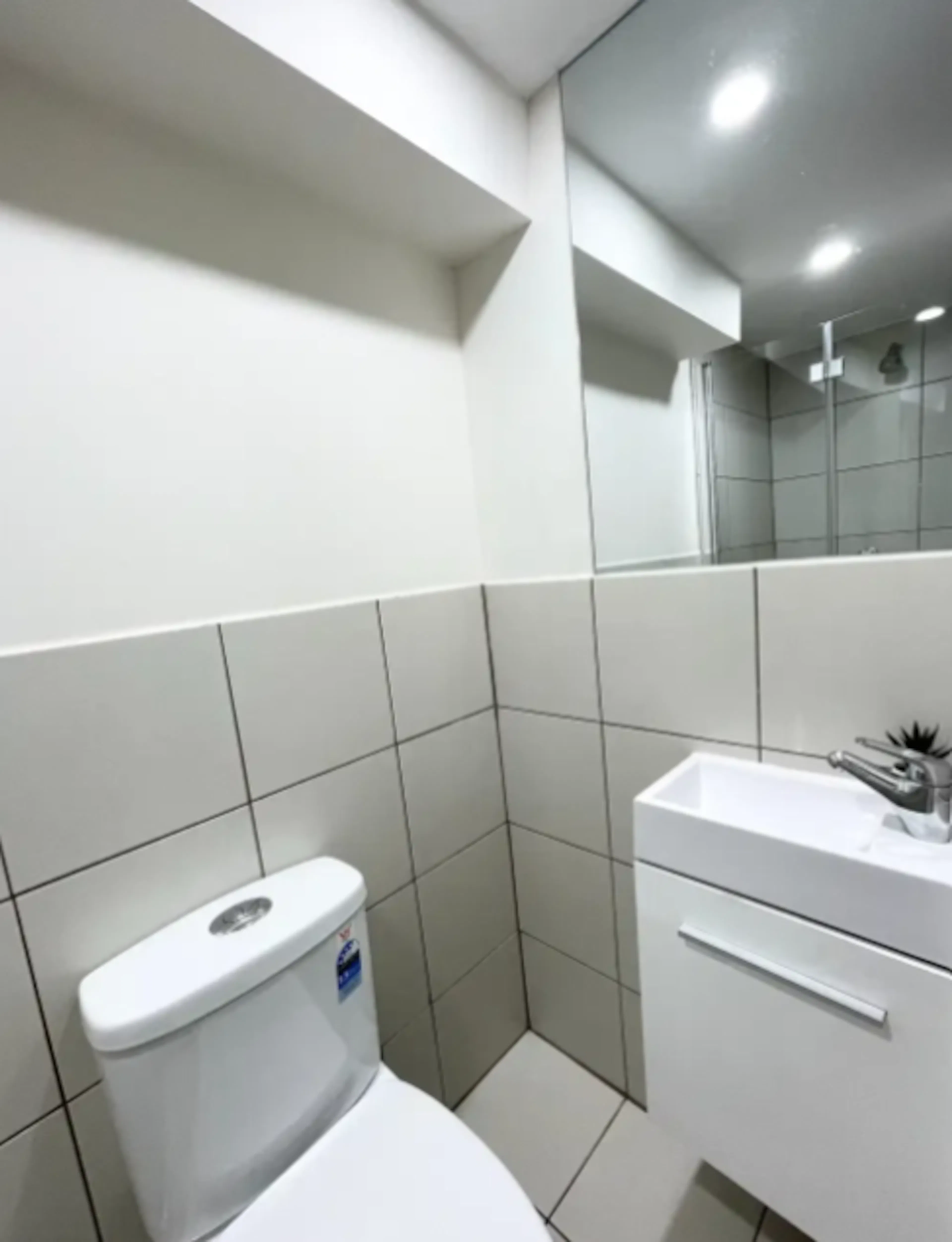 Studio 1 BATHROOM 2