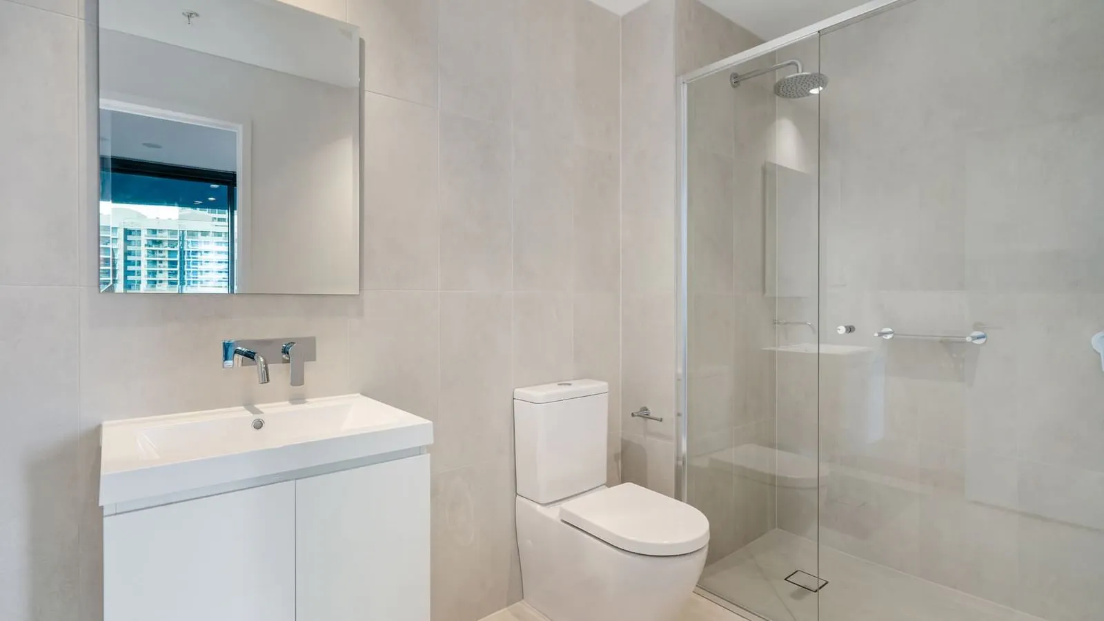 1 Bed, 1 Bath BATHROOM 2