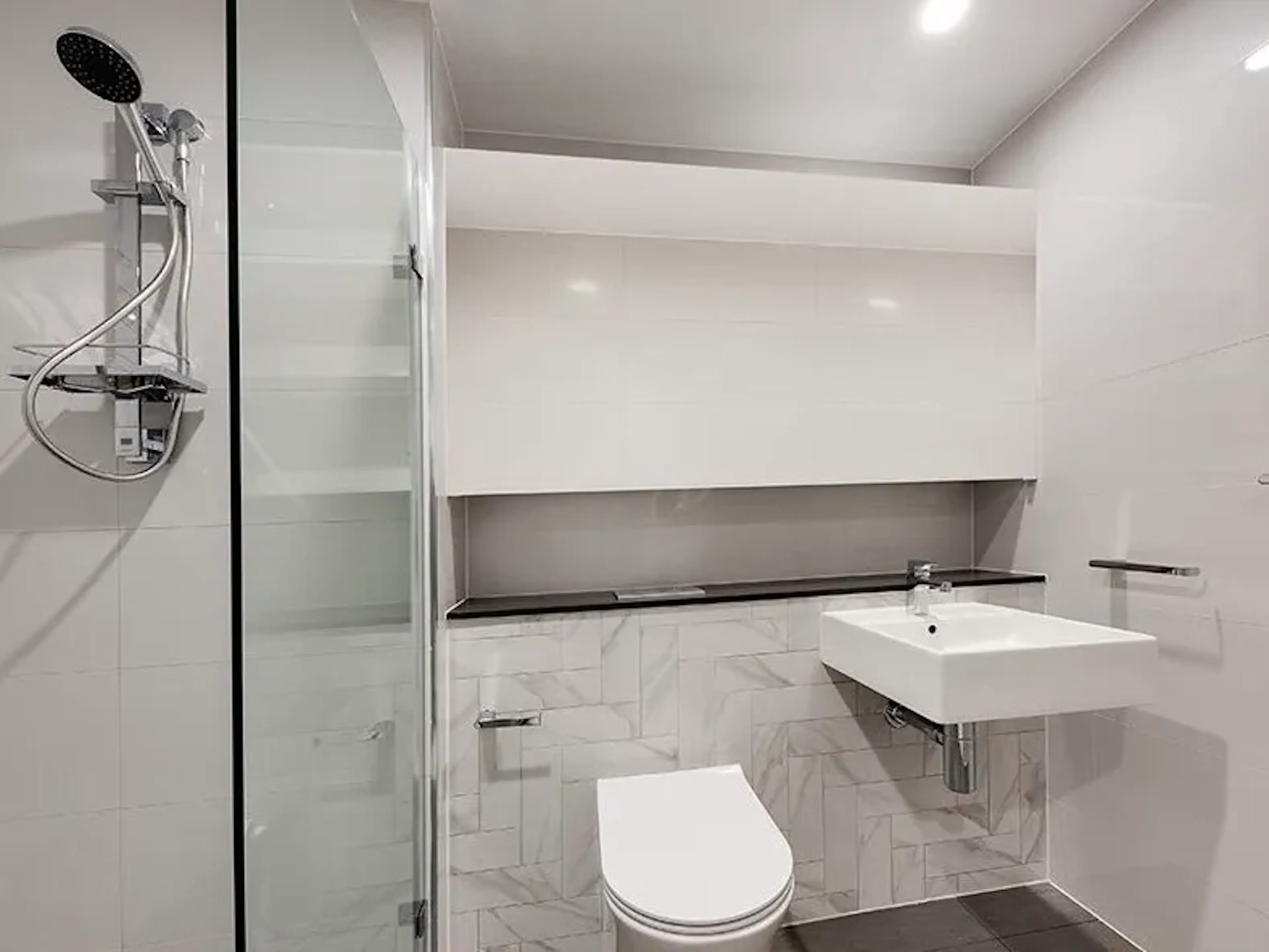 1 Bedroom, 1 Bathroom Apartment BATHROOM 2
