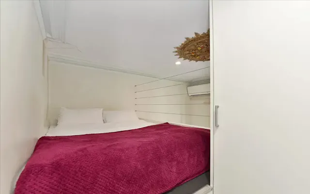 Studio 1 room image 1