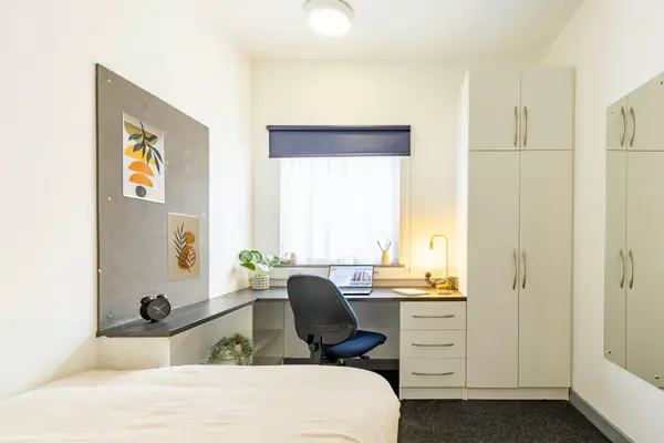 4 Bed Ensuite room image 1